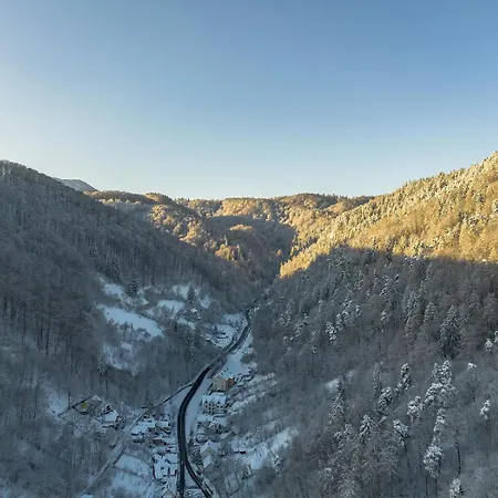 Апартаменты Mountain Serenity And Charming Old Town Nearby By Mm Host
