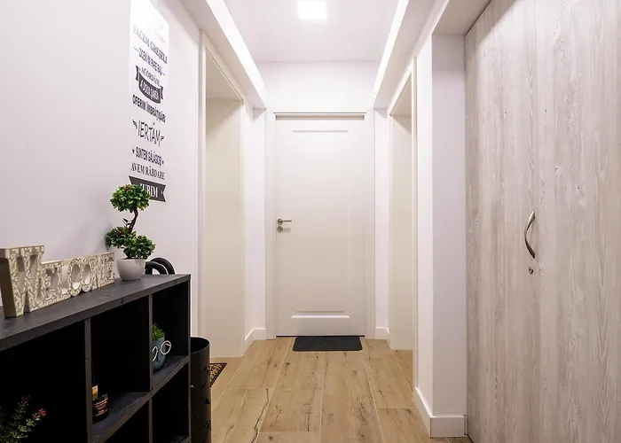 Апартаменты Mountain Serenity And Charming Old Town Nearby