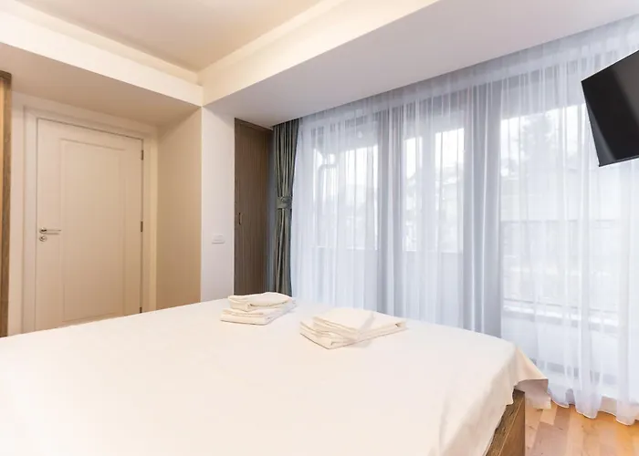 Апартаменты Mountain Serenity And Charming Old Town Nearby