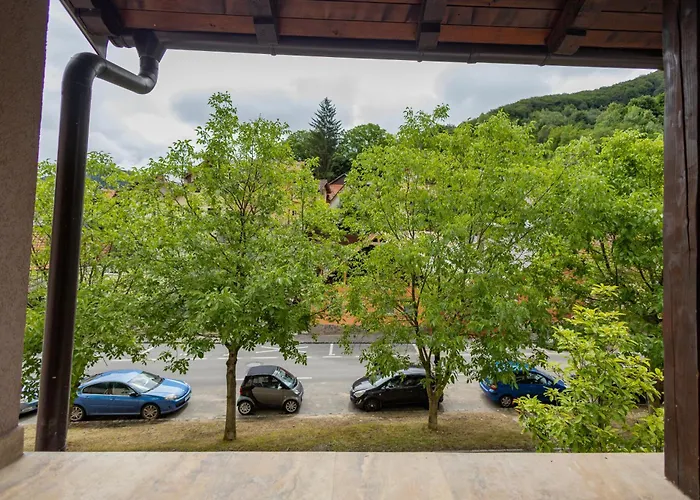 Апартаменты Mountain Serenity And Charming Old Town Nearby Брашов